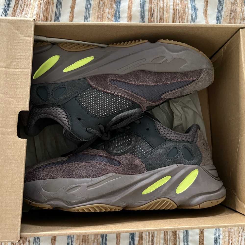 Mauve Yeezy Boost 700 size M7